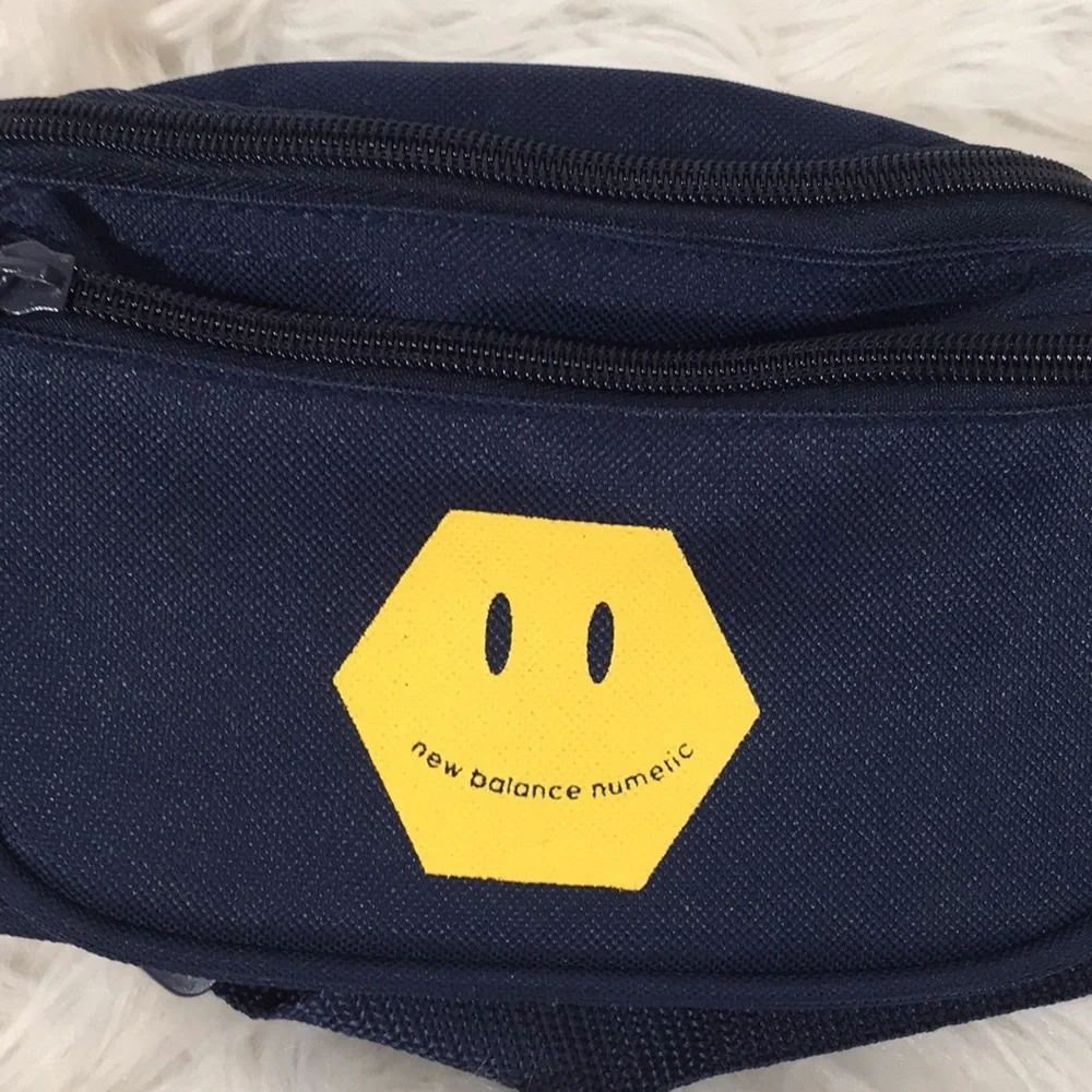 NEW BALANCE Fanny Pack / Belt Bag / Across Shoulder Bag On The Go NEW NWT